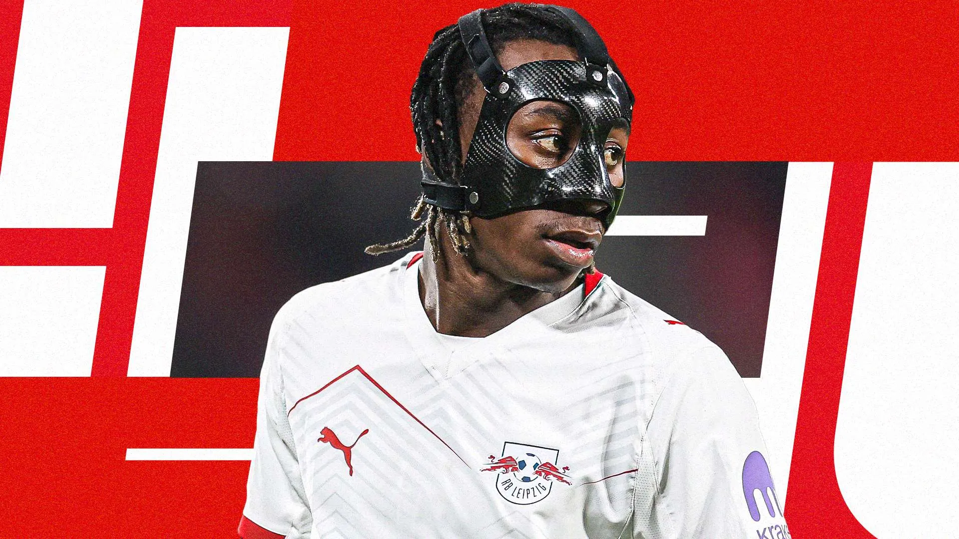 يان ديوماندي لاعب كرة قدم إيفواري يرتدي قناعاً واقياً وقميص فريق لايبزيغ الألماني، يعكس لحظة احترافية في مسيرته الكروية.