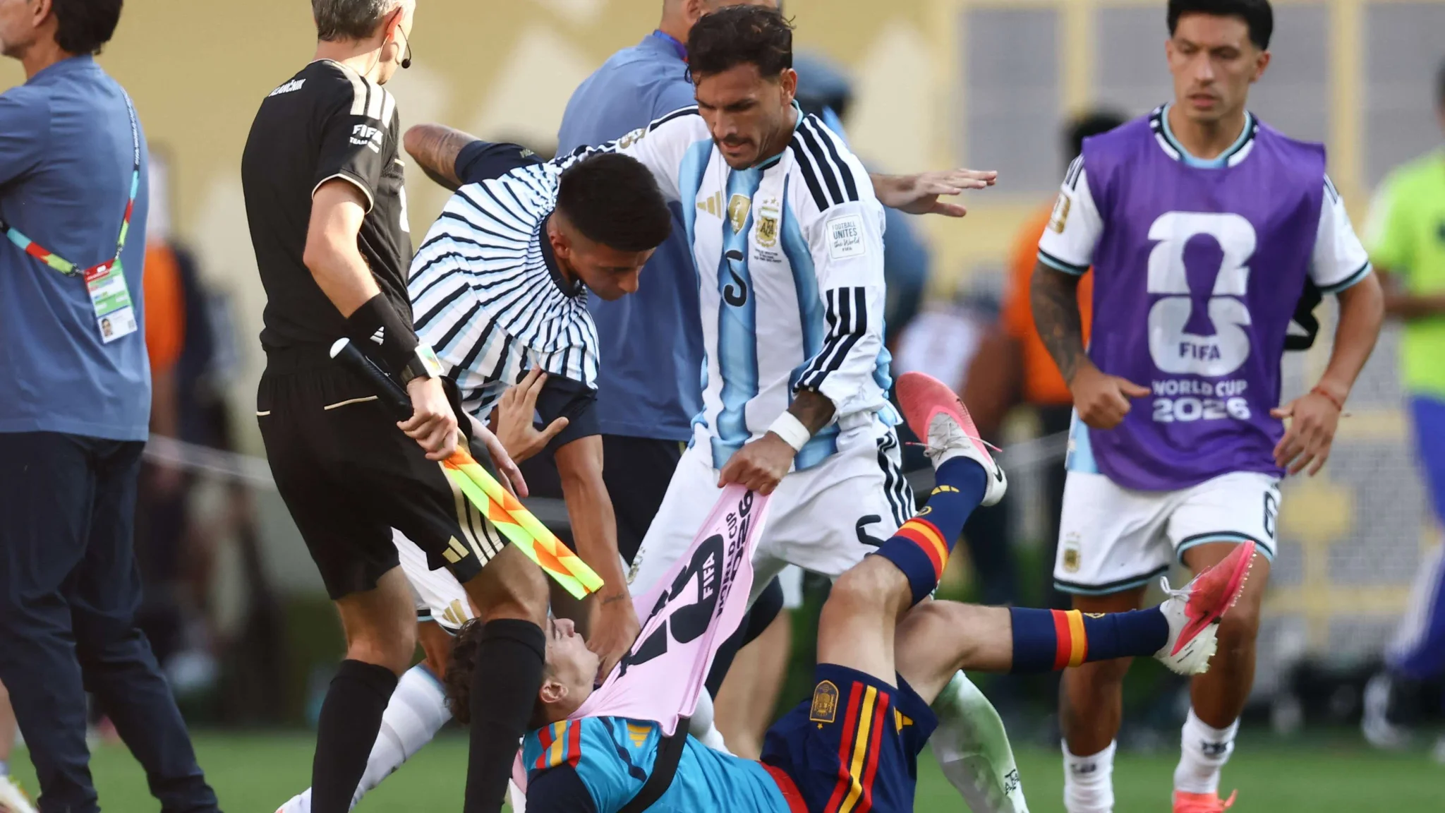 لاعبو الأرجنتين يحتدمون مع لاعبي إسبانيا في نهائي كأس العالم 2026 بعد طرد Paredes وتصاعد الفوضى داخل الملعب.
