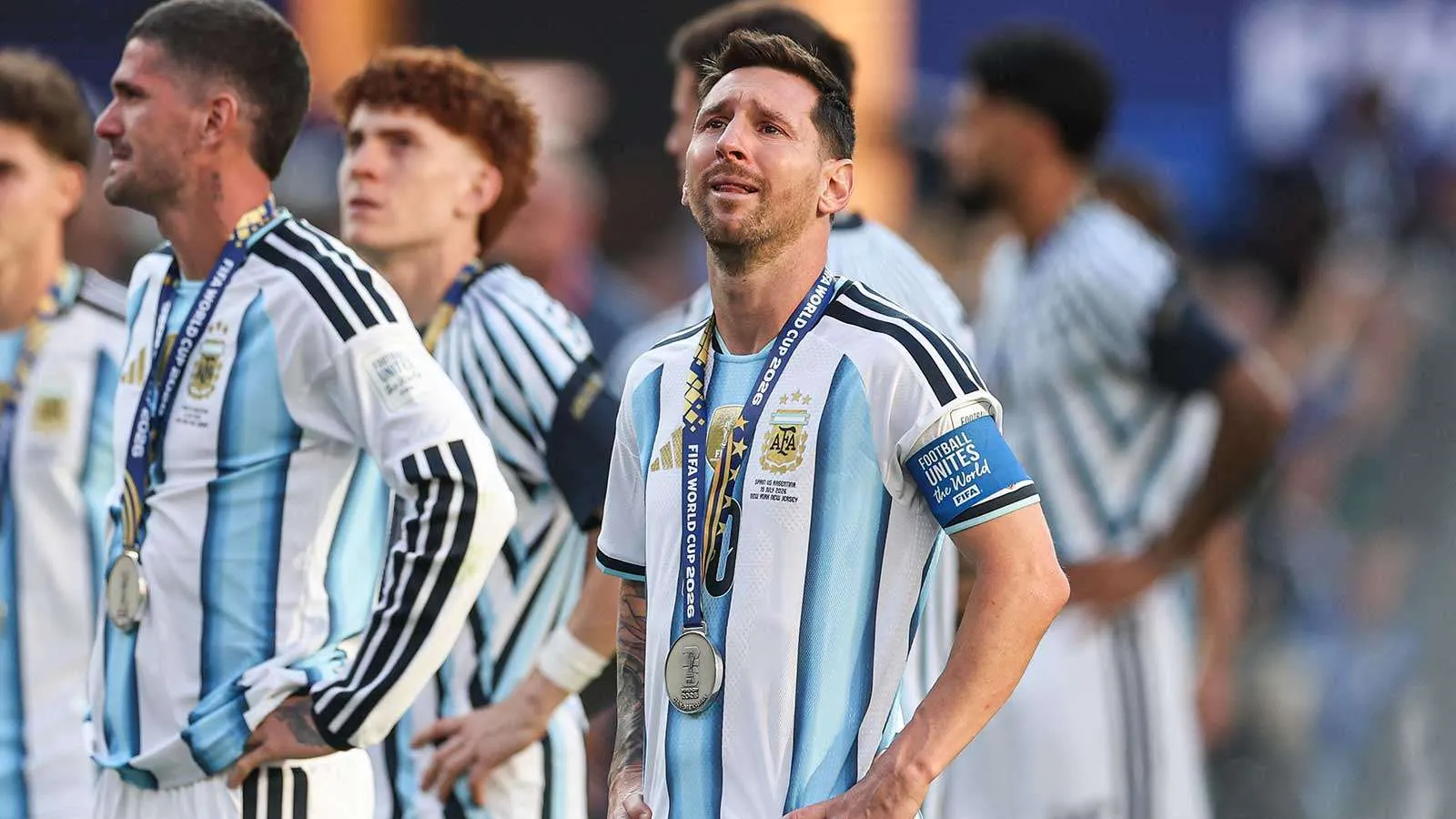 ليونيل ميسي ولاعبو الأرجنتين يظهرون حزناً وخيبة أمل بعد خسارة نهائي كأس العالم 2026 أمام إسبانيا في استاد MetLife.