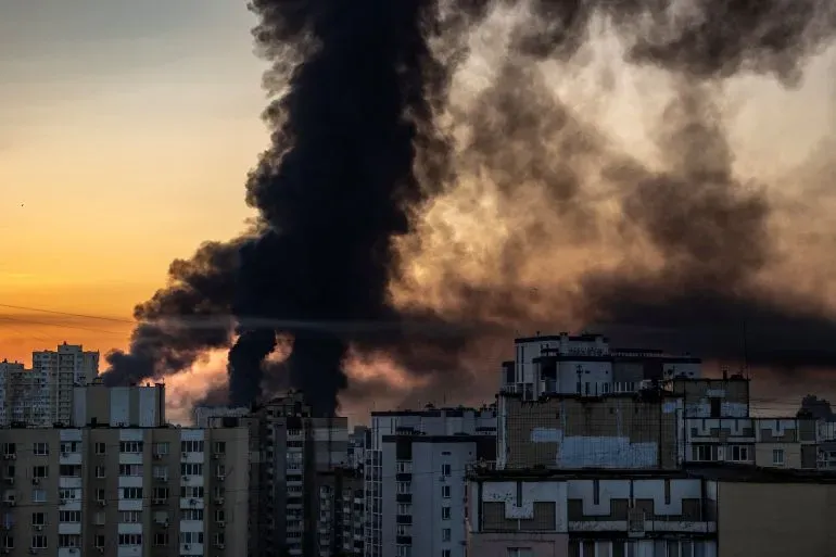 تصاعد دخان كثيف من المباني في كييف بعد هجمات صاروخية روسية، مما أدى إلى أضرار كبيرة ووقوع إصابات بين المدنيين.