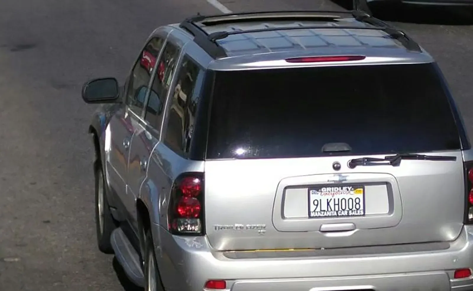 سيارة شيفروليه تريل بليزر فضية موديل 2006، تُظهر لوحة السيارة، تم العثور عليها مغمورة في قناة بكاليفورنيا، حيث يُعتقد أنها تعود لأم وطفلها المفقودين.