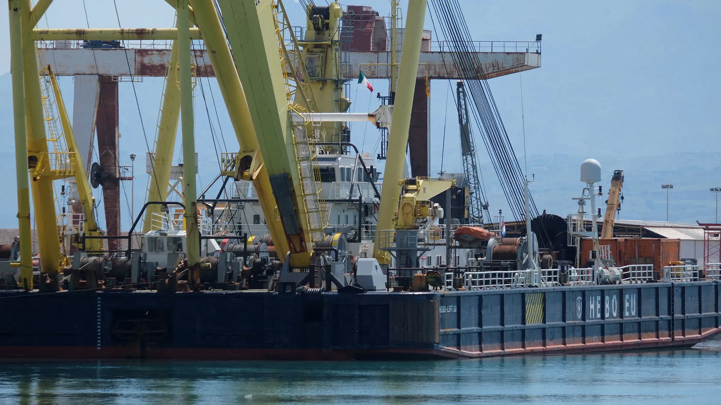 سفينة إنقاذ تابعة لشركة هيبو ماريتيمز سيرفيس، تظهر في ميناء بورتيسيلو، حيث تُستعد لانتشال يخت مايك لينش من قاع البحر.