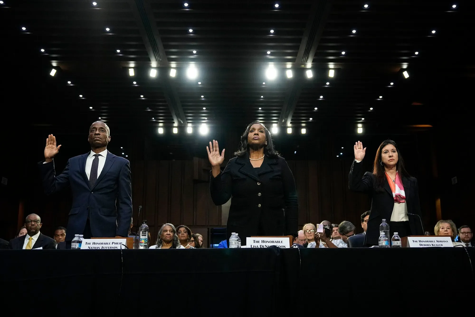 شهادات أدريانا كوغلر وليزا كوك وفيليب جيفرسون خلال جلسة استماع في الكونغرس، حيث يمثلون جهود التنوع في مجلس الاحتياطي الفيدرالي.