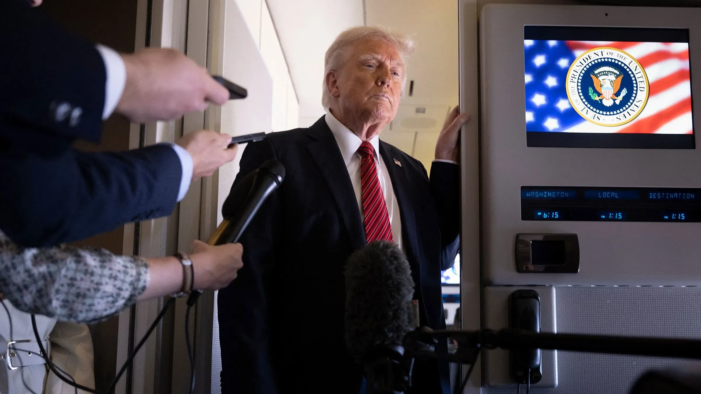 ترامب يتحدث مع الصحفيين على متن الطائرة الرئاسية، مع شعار الرئاسة الأمريكية خلفه، وسط تكهنات حول سفره إلى تركيا لمحادثات السلام.