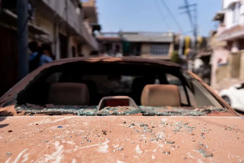زجاج مكسور متناثر على سقف سيارة متضررة، في منطقة تعرضت للقصف خلال النزاع بين الهند وباكستان في كشمير.