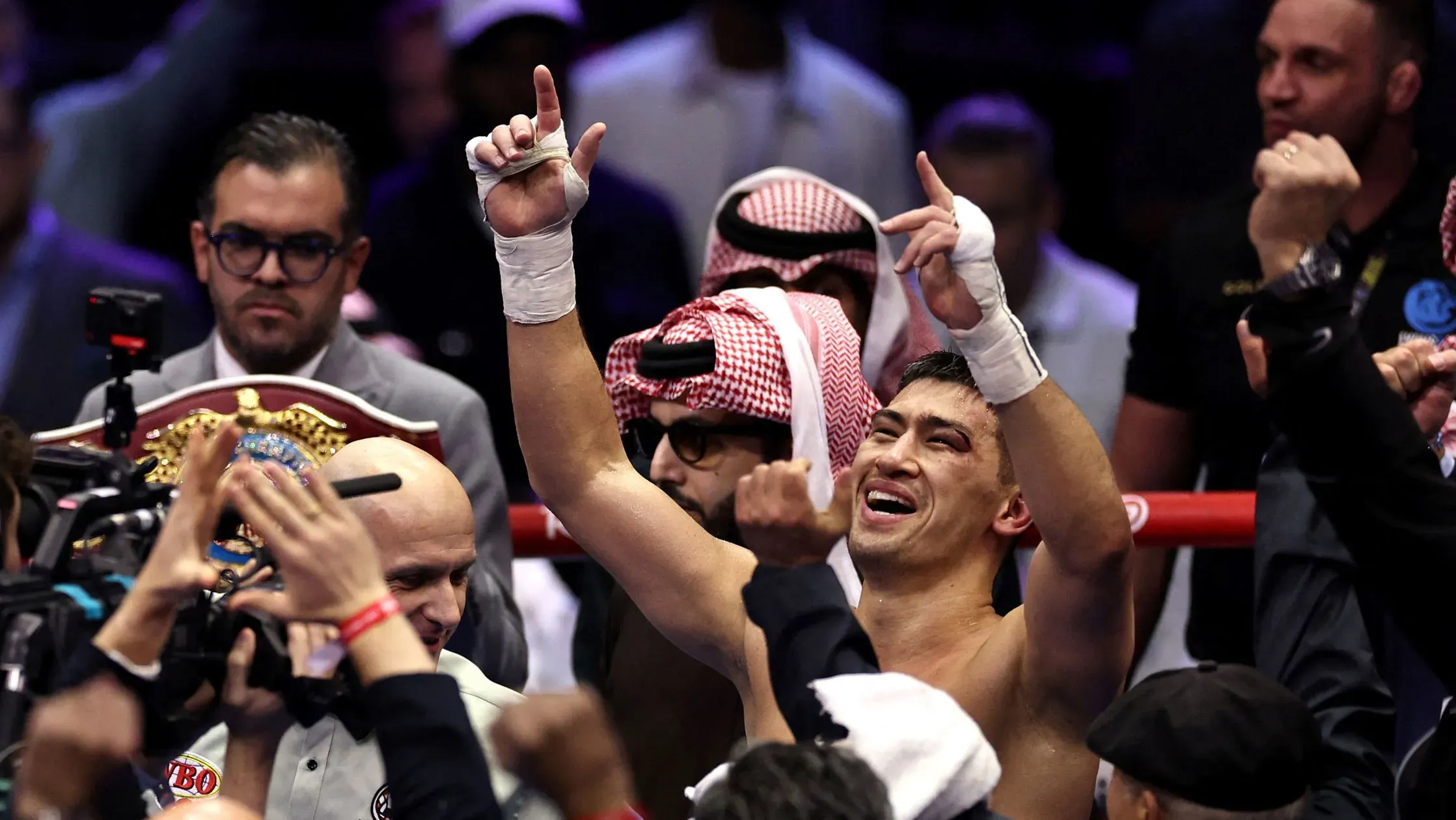 ديمتري بيفول يحتفل بفوزه بلقب بطل العالم للوزن الخفيف الثقيل بعد نزال مثير ضد أرتور بيتربييف في الرياض، السعودية.