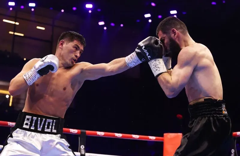 ديمتري بيفول يوجه ضربة قوية لأرتور بيتربييف خلال نزال الوزن الخفيف الثقيل في الرياض، حيث انتزع اللقب بعد فوز مثير.