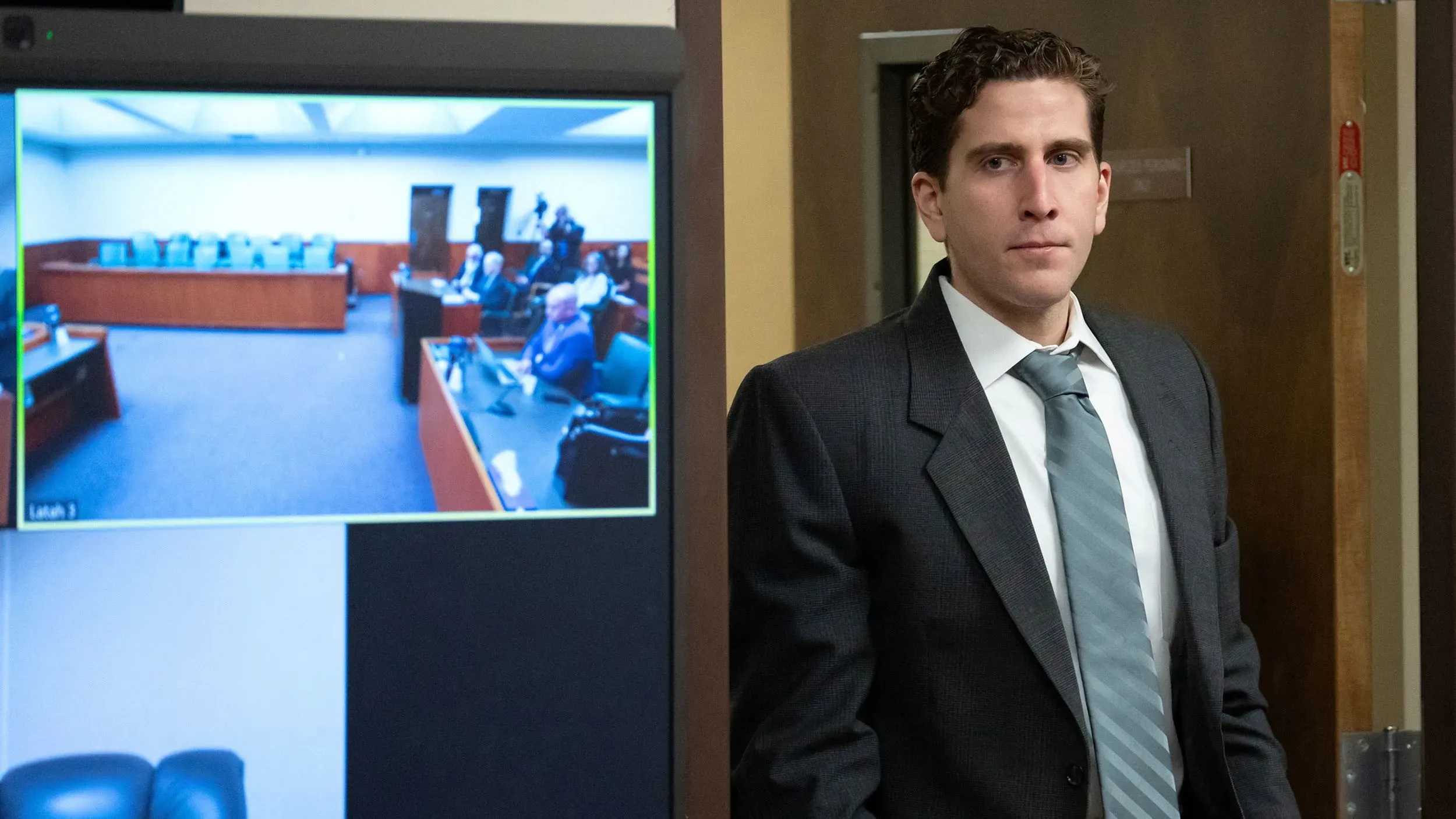 شاهد في قاعة المحكمة، براين كوهبرغر، المتهم بقتل أربعة طلاب في جامعة أيداهو، خلال جلسة استماع حول أدلة الحمض النووي.