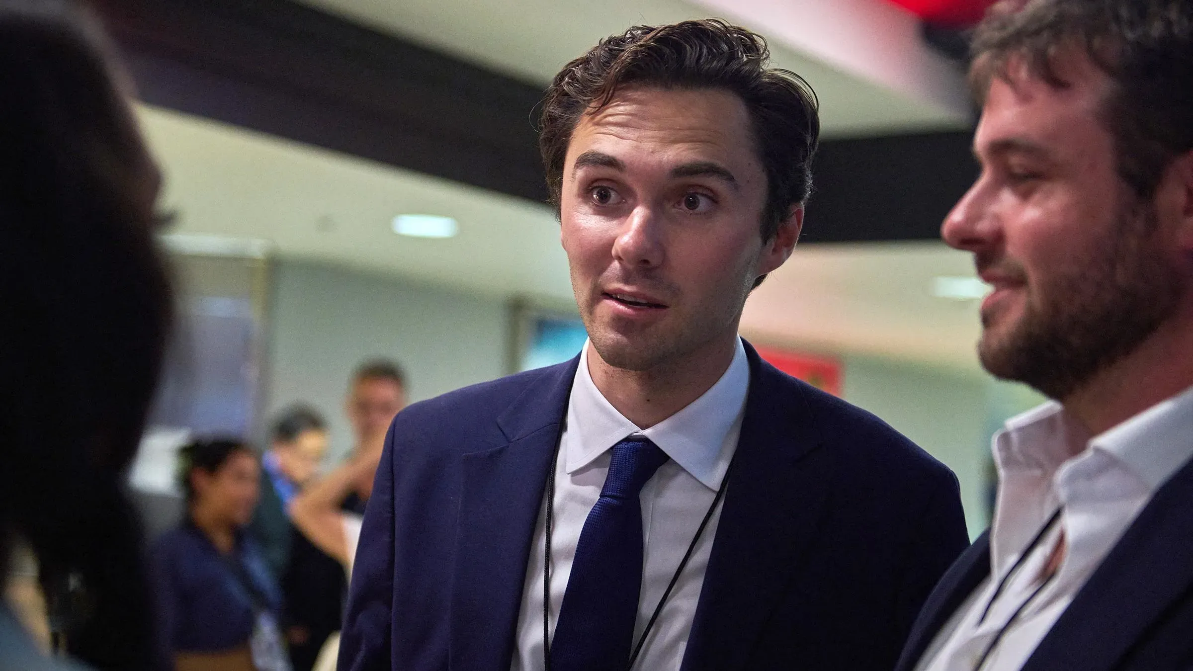 ديفيد هوغ، نائب رئيس اللجنة الوطنية الديمقراطية، يتحدث مع زملائه في اجتماع حول خطط تعزيز الحياد في الانتخابات التمهيدية.