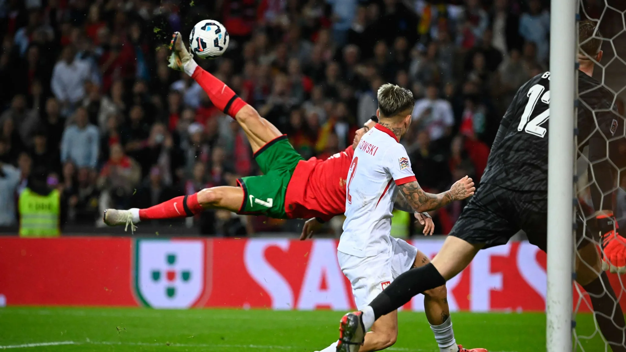 كريستيانو رونالدو ينفذ تسديدة هوائية قوية في مباراة دولية للمنتخب البرتغالي ضمن دوري الأمم الأوروبية.