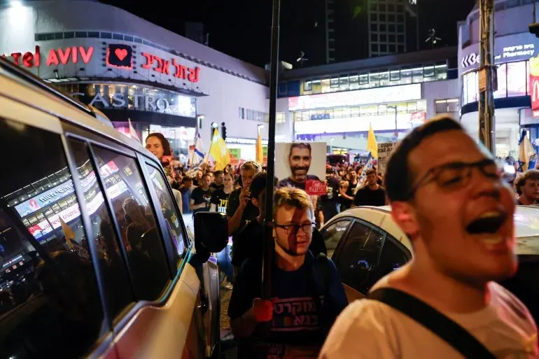 مظاهرة حاشدة في تل أبيب ضد تصعيد الحرب على غزة، حيث يحمل المحتجون لافتات ويعبرون عن معارضتهم لسياسات الحكومة الإسرائيلية.