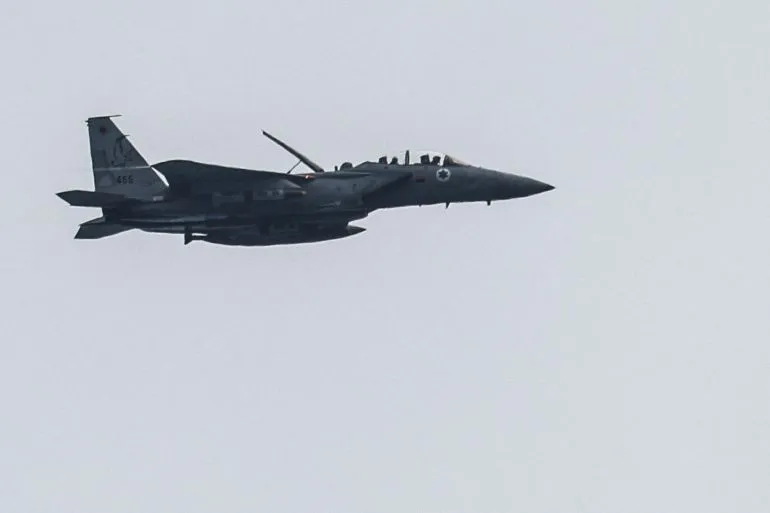 طائرة حربية إسرائيلية من طراز F-15 تحلق في السماء، في سياق النقاش حول الأسلحة النووية والسياسة الخارجية الأمريكية.