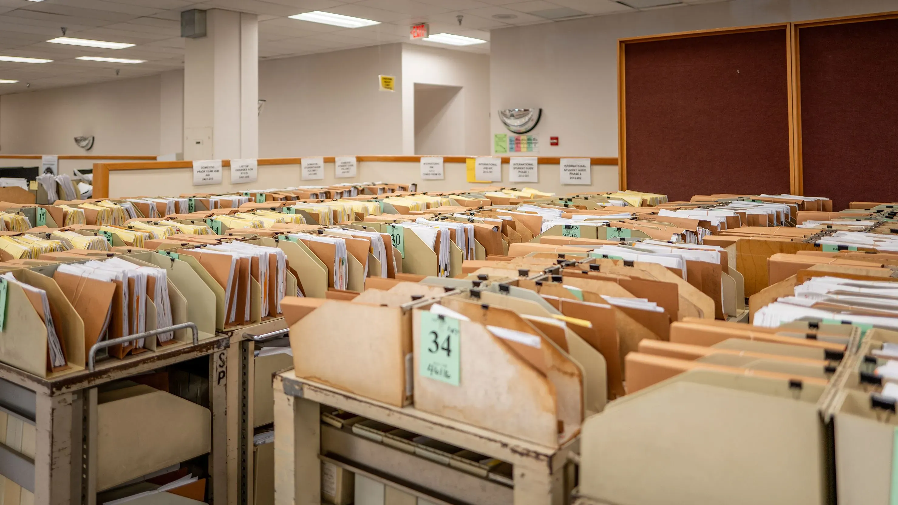 صورة تظهر مكاتب مصلحة الضرائب الأمريكية مليئة بالملفات والأوراق، تعكس حجم العمل الإداري والضغط الناتج عن التخفيضات المحتملة في القوة العاملة.