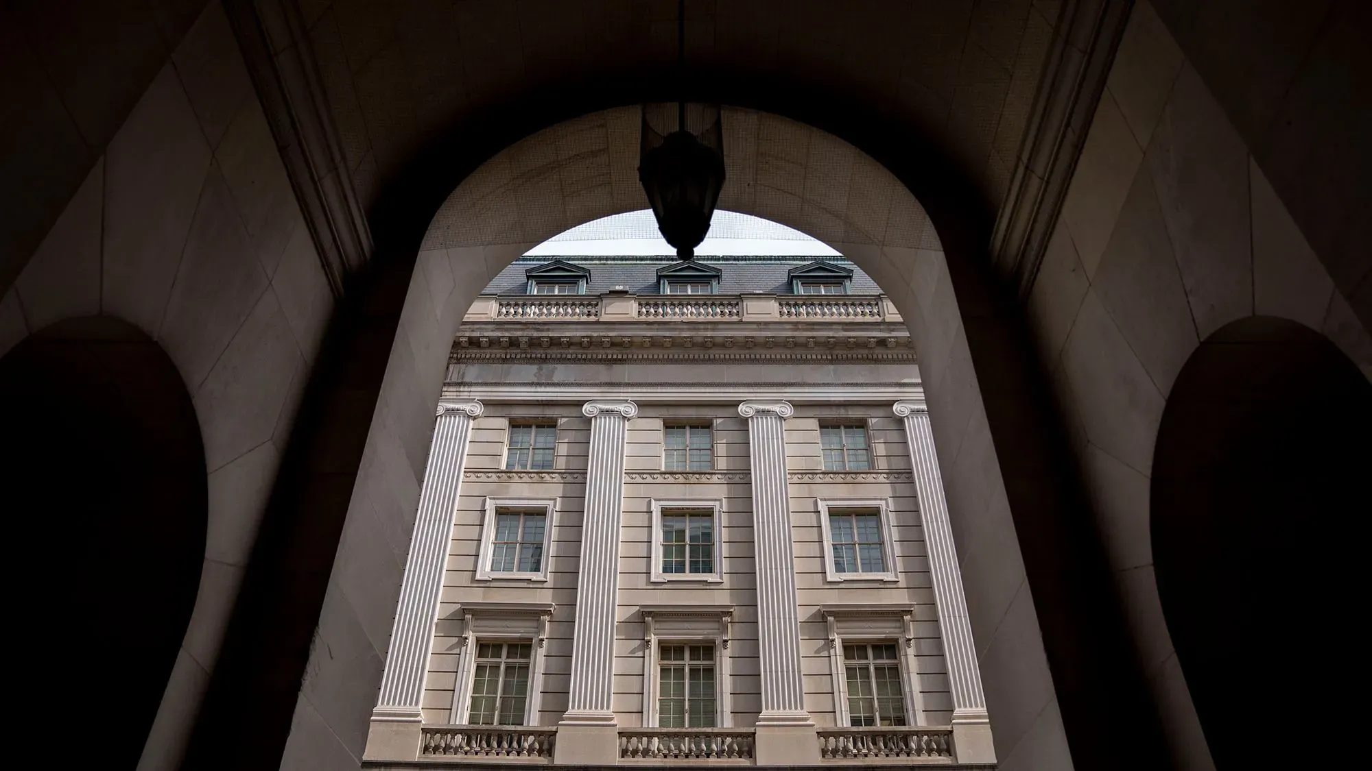 واجهة مبنى حكومي تظهر الأعمدة الكلاسيكية والنوافذ، تعكس القضايا المتعلقة بحماية البيانات الشخصية في الأنظمة الفيدرالية.