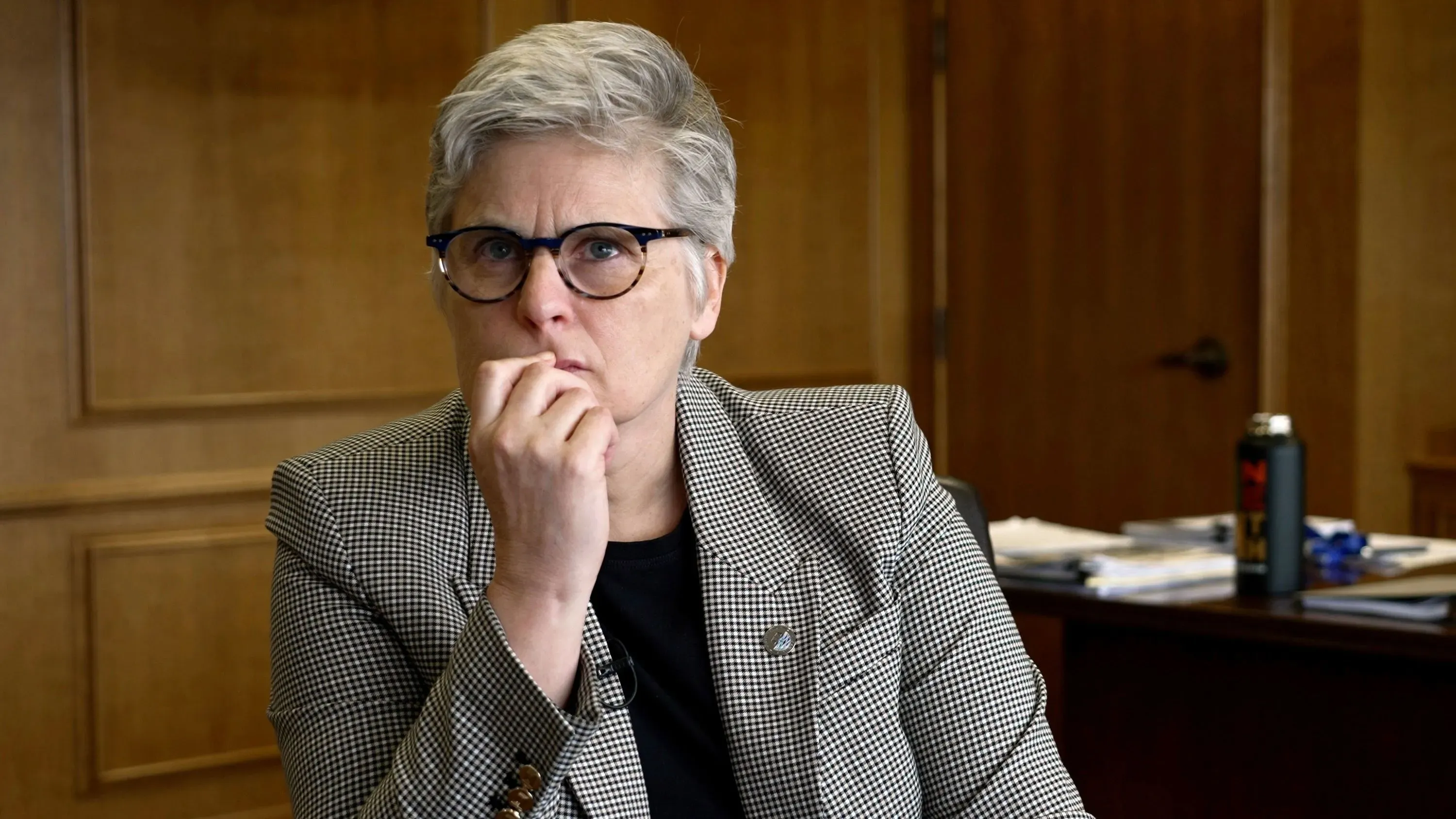 تظهر الصورة ماري موريارتي، المدعي العام لمقاطعة هينيبين، وهي تعبر عن القلق بشأن تحقيق وزارة العدل في سياسة العرق في صفقات الإقرار بالذنب.