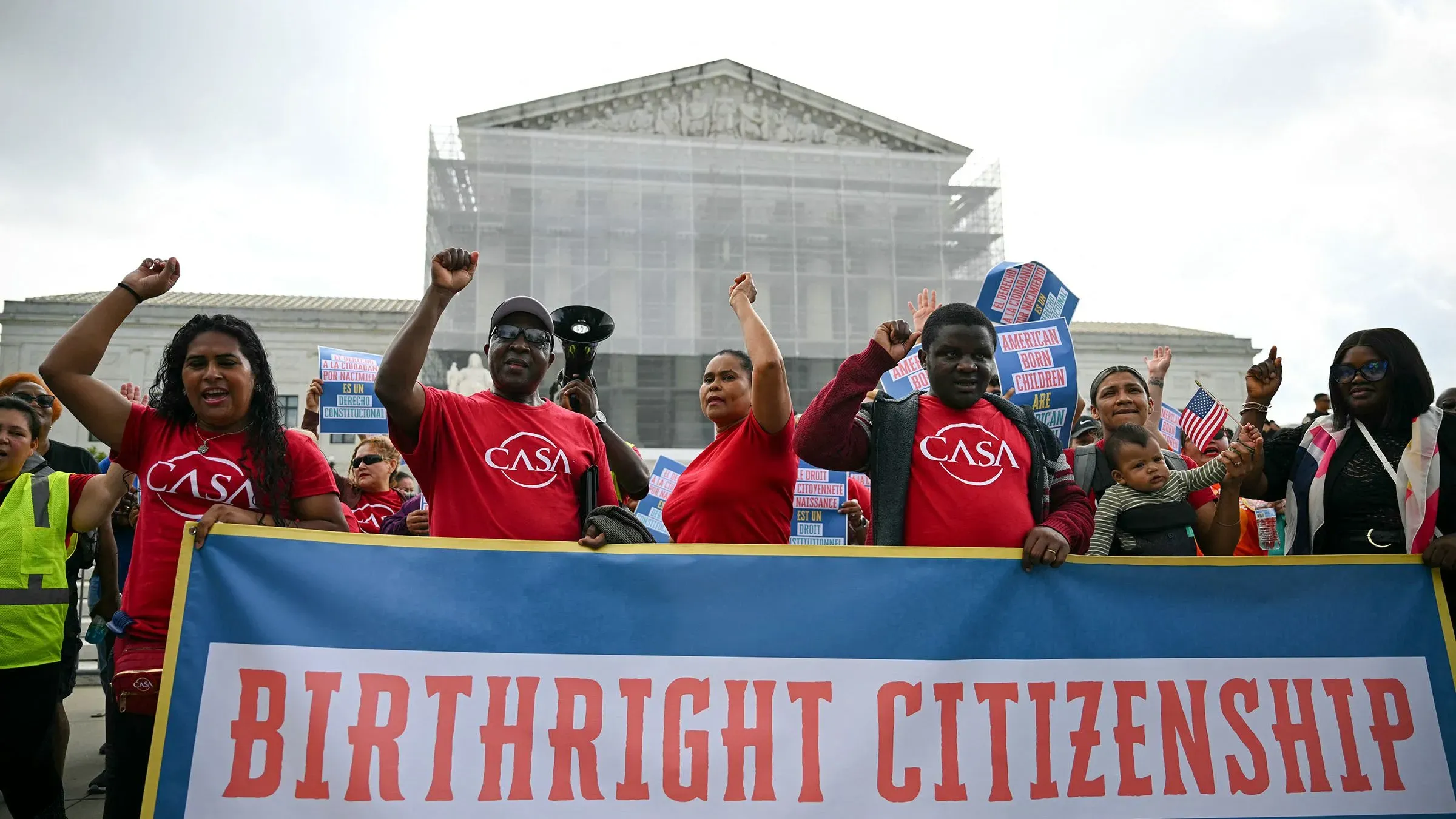 محتجون يحملون لافتة مكتوب عليها "المواطنة بالميلاد" أمام المحكمة العليا، تعبيرًا عن دعمهم لحقوق الأطفال المولودين في الولايات المتحدة.
