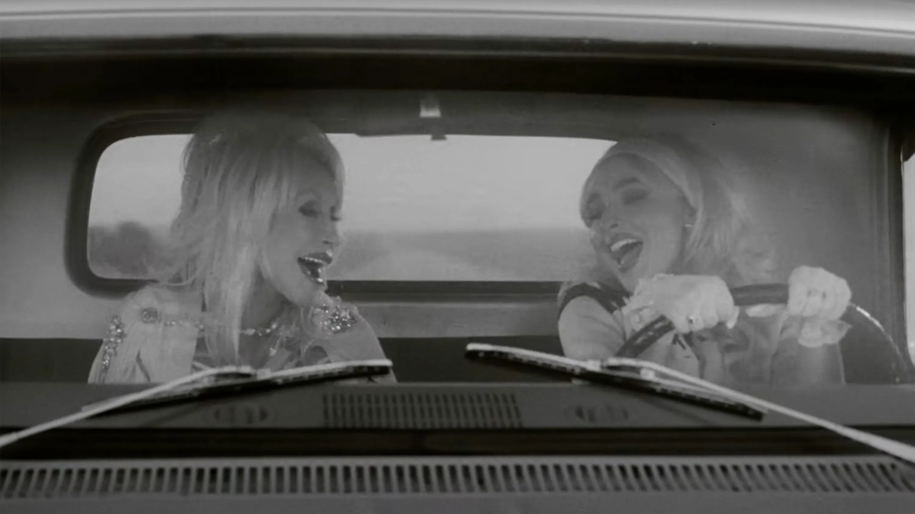 سابرينا كاربنتر ودوللي بارتون يغنيان معًا في شاحنة صغيرة خلال فيديو موسيقي بالأبيض والأسود لأغنيتهما الجديدة "رجاءً رجاءً".