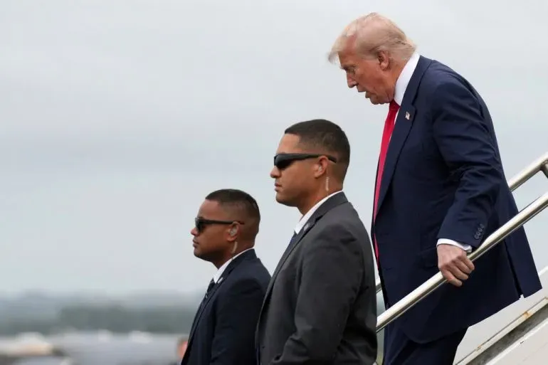 ترامب ينزل من الطائرة برفقة حراسه الشخصيين في اسكتلندا، استعدادًا لمفاوضات تجارية مع القادة الأوروبيين.