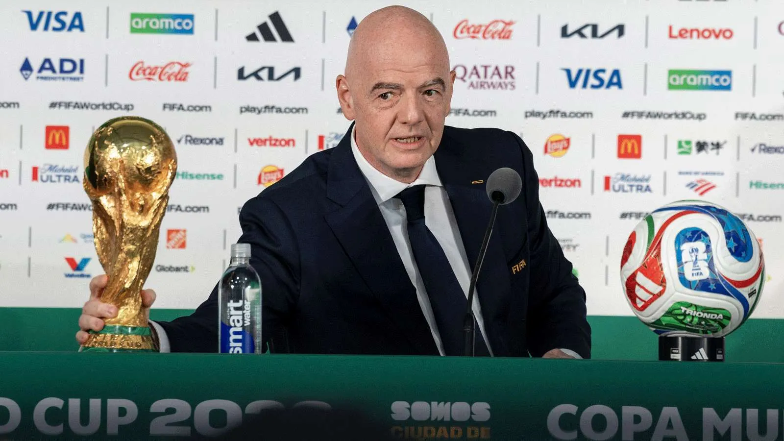 جياني إنفانتينو رئيس الاتحاد الدولي لكرة القدم FIFA يتحدث في مؤتمر صحفي مع كأس العالم لكرة القدم أمامه، وسط جدل سياسي ورياضي حول قيادته.