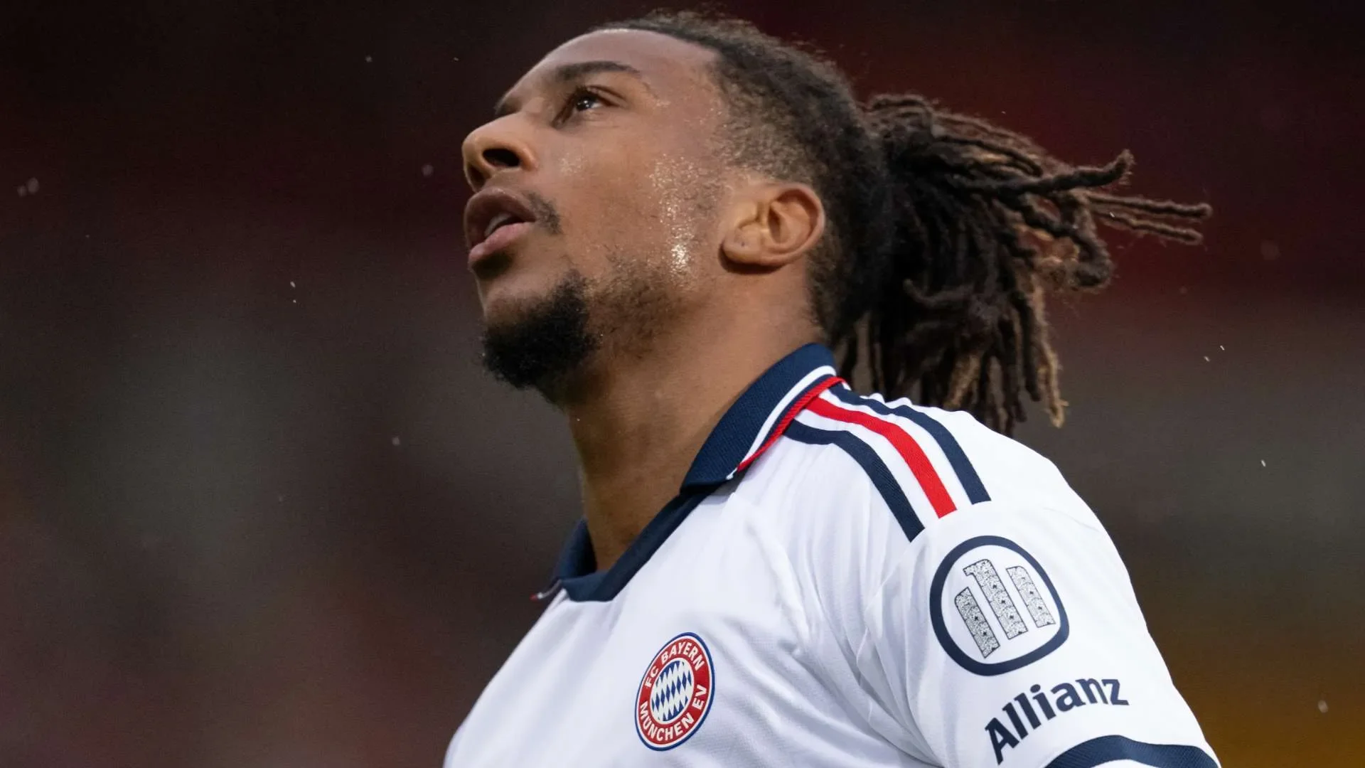 لاعب بايرن ميونخ أوليس ينظر للأعلى مرتديًا زي الفريق الأبيض خلال مباراة، مع تأكيد النادي بعدم بيعه رغم عروض ريال مدريد.