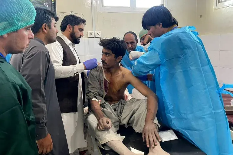 إصابة شاب خلال الاشتباكات الحدودية بين باكستان وأفغانستان، بينما يتلقى العلاج من قبل طاقم طبي في مستشفى.