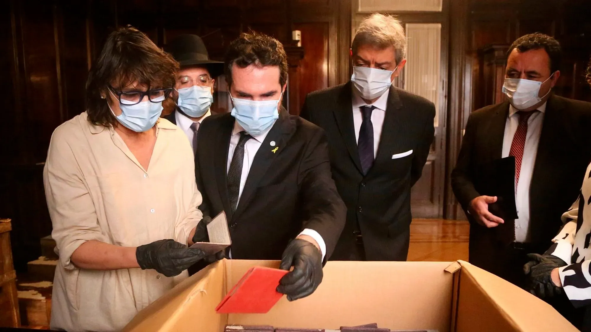 موظفو المحكمة العليا في الأرجنتين يستعرضون مواد نازية تم العثور عليها في صناديق أثناء إعداد متحف المحكمة، مع التركيز على أهمية الحفاظ على التاريخ.