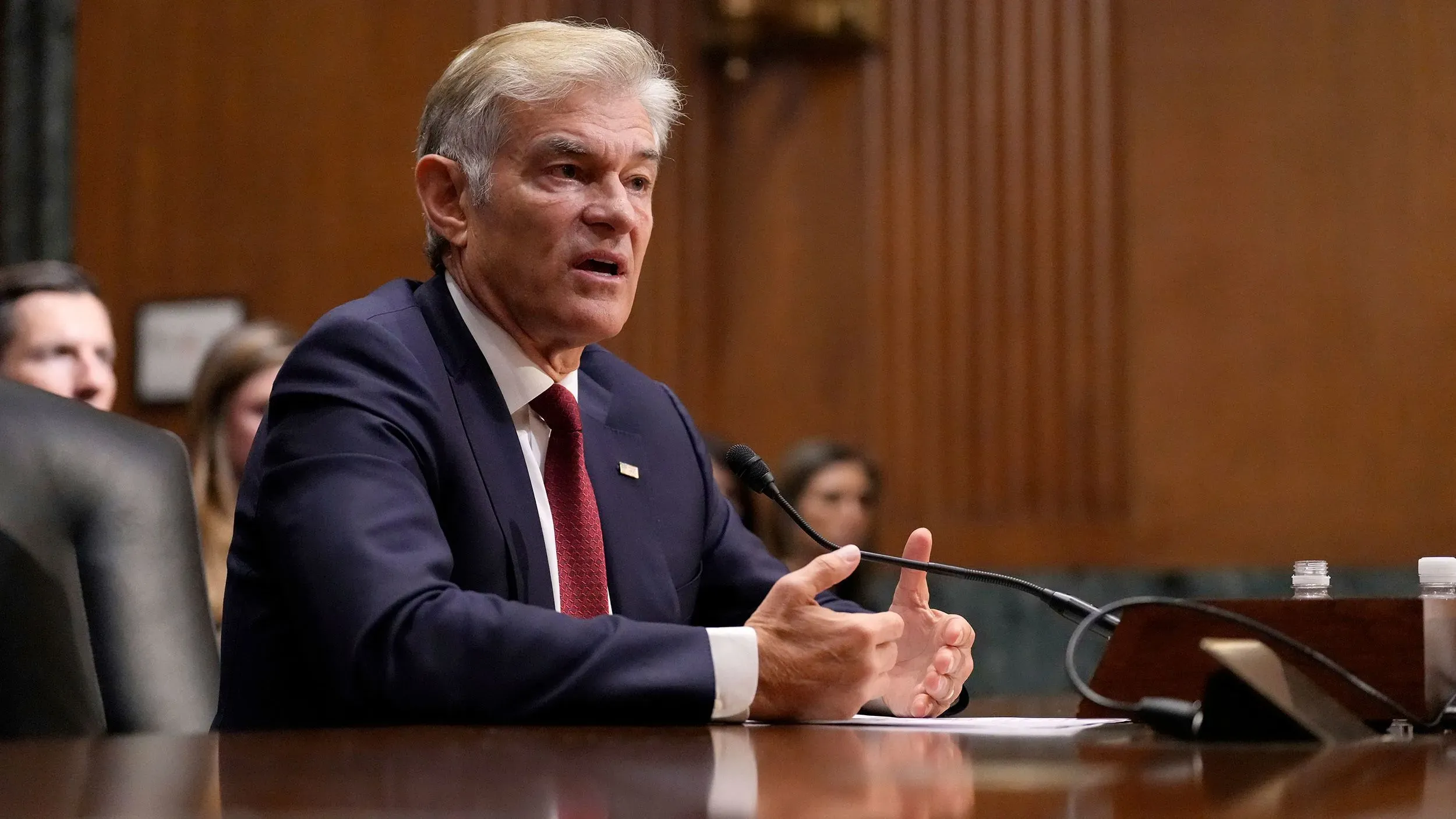 الدكتور محمد أوز يتحدث خلال جلسة استماع في مجلس الشيوخ، حيث يناقش قضايا الضرائب المتعلقة بتعيينه لإدارة برنامج ميديكير.