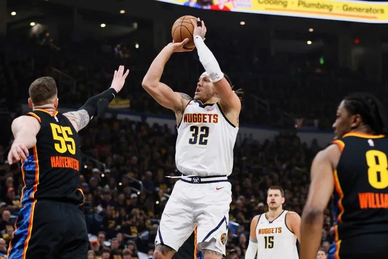 لاعب دنفر ناجتس آرون جوردون يسدد كرة ثلاثية تحت ضغط من لاعب أوكلاهوما سيتي ثاندر، في مباراة مثيرة ضمن البلاي أوف.