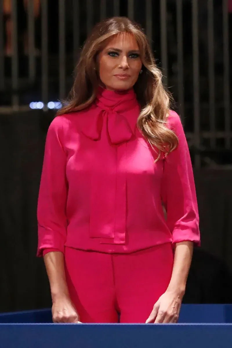 مظهر ميلانيا ترامب في بدلة فوشيا من تصميم غوتشي، تعبير عن أناقتها وسط تدقيق الإعلام الذي يرافق منصب السيدة الأولى.