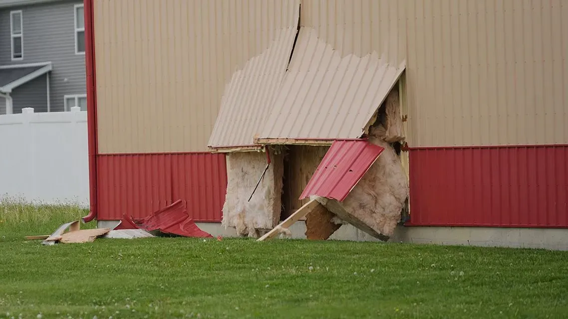 تظهر الصورة الضرر الذي لحق بمبنى يستخدم لمخيم بعد المدرسة في تشاتام، إلينوي، نتيجة اقتحام سيارة، مما أسفر عن مقتل ثلاثة أطفال.