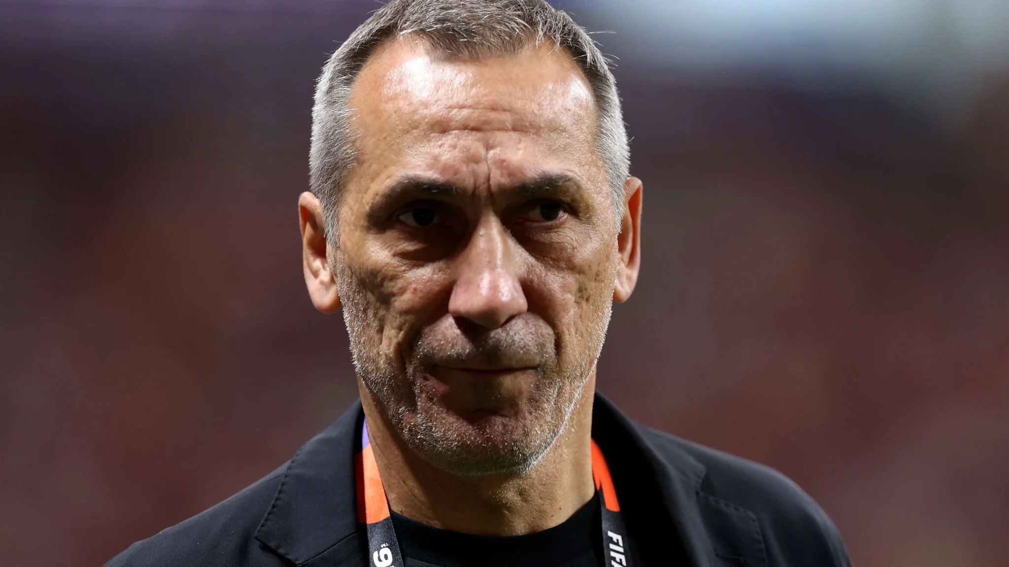 المدرب اليوناني جورجيوس دونيس بتركيز عالي خلال نهائي كأس الخليج 27، قائد المنتخب السعودي نحو تتويج تاريخي بعد 23 عاماً.