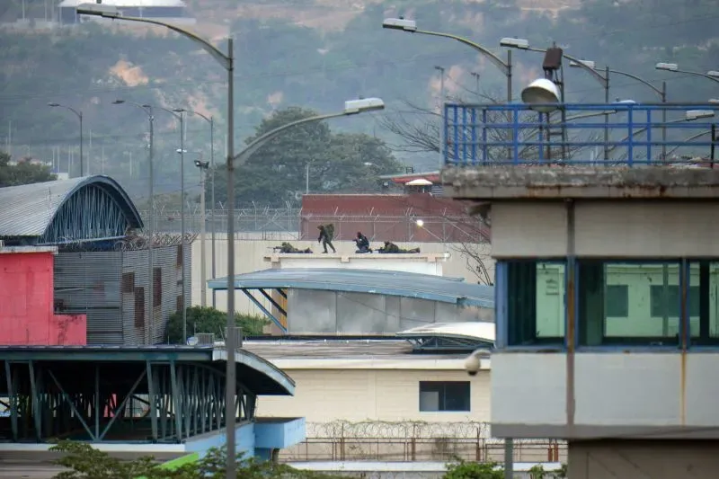 تظهر الصورة مجموعة من الجنود على سطح سجن في الإكوادور، في ظل تصاعد العنف والجريمة المنظمة خلال الانتخابات الرئاسية.