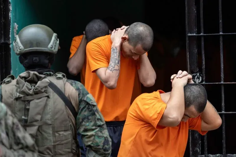 معتقلون يرتدون ملابس برتقالية خلال عملية تفتيش عسكرية في الإكوادور، وسط تصاعد العنف والجريمة المنظمة في البلاد.