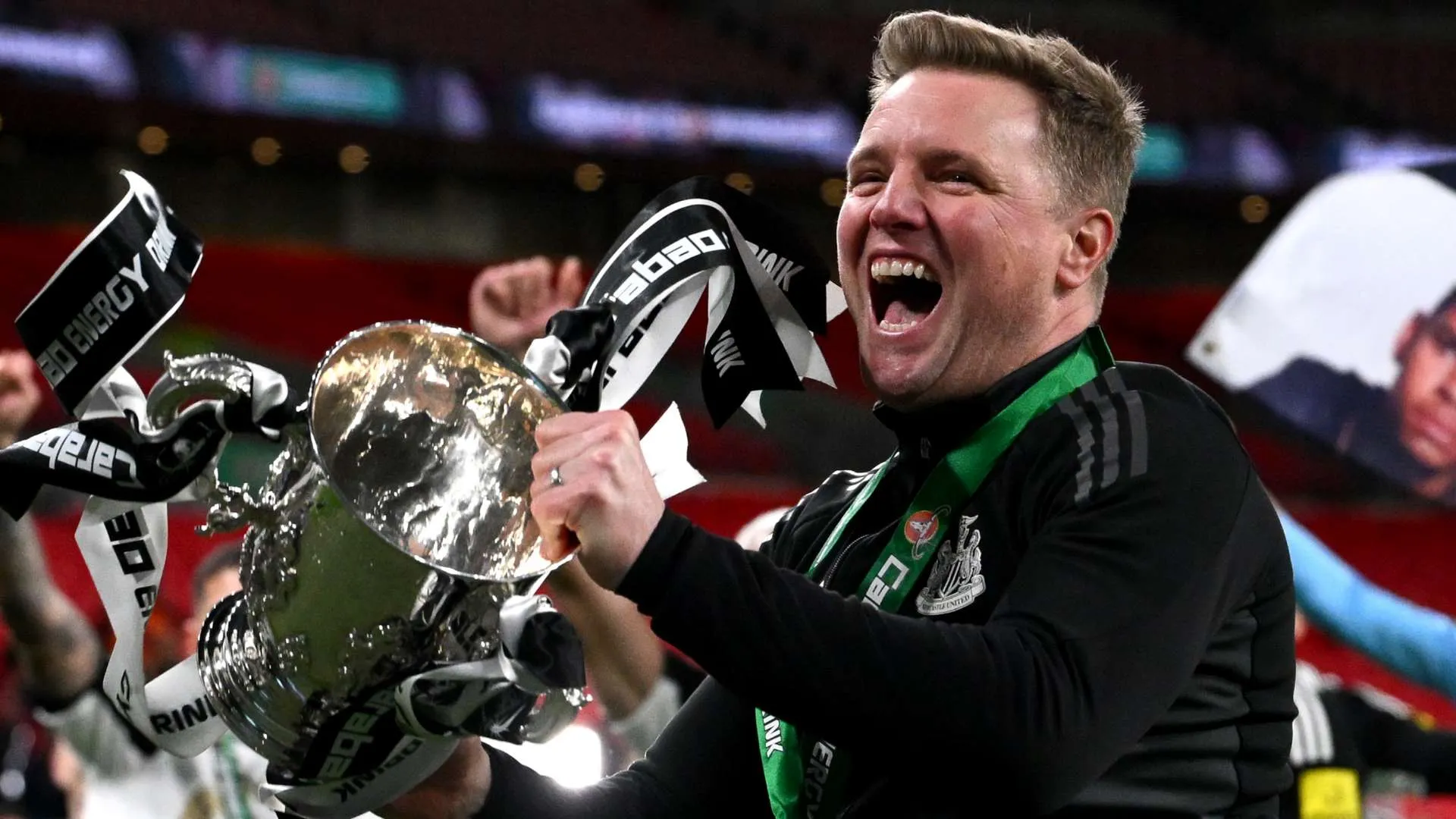 إيدي هاو يحتفل بحمل كأس رابطة الأندية الإنجليزية مع نيوكاسل بعد قيادته الفريق إلى دوري أبطال أوروبا في موسم 2026.