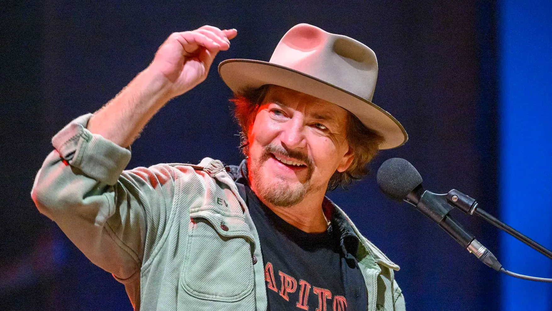 إيدي فيدر، قائد فرقة بيرل جام، أثناء إلقاء كلمة في حفل موسيقي لجمع التبرعات لمؤسسة أبحاث انحلال البشرة الفقاعي في سياتل.