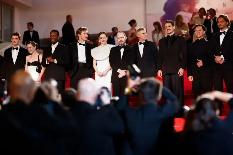 فريق عمل فيلم "إدينغتون" يتوسط السجادة الحمراء في مهرجان كان السينمائي، حيث يعبرون عن أفكارهم حول قضايا المجتمع والسياسة.