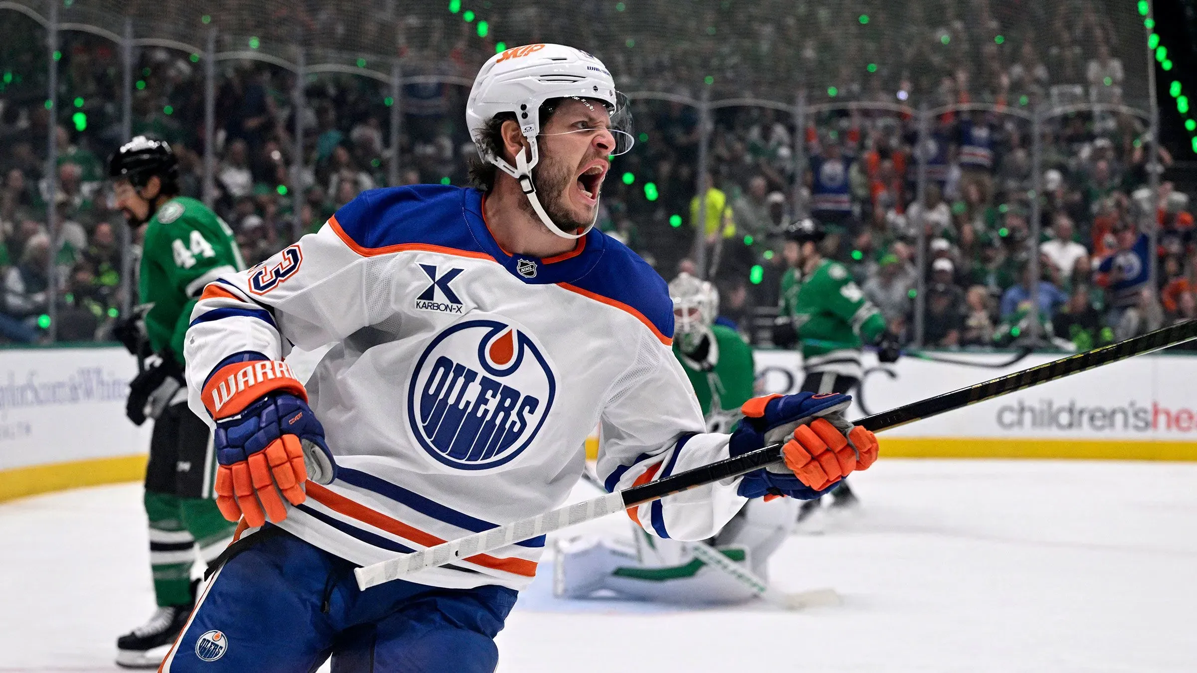لاعب إدمونتون أويلرز يحتفل بعد تسجيل هدف في مباراة ضد دالاس ستارز، وسط أجواء حماسية من الجماهير.