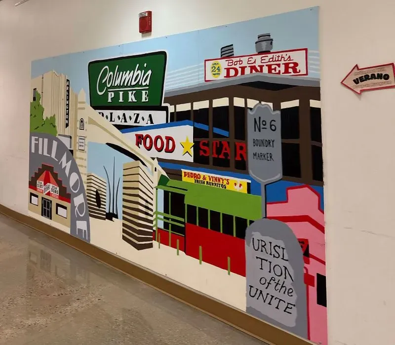 جدارية ملونة تعرض معالم منطقة كولومبيا بايك، بما في ذلك مطاعم ومحلات، تعكس التنوع الثقافي والاقتصادي في المجتمع.
