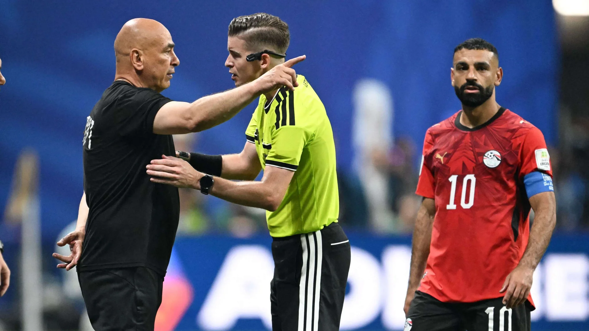 حسام حسن يناقش الحكم بعد مباراة مصر والأرجنتين في كأس العالم 2026 وسط جدل حول قرارات التحكيم وتقنية VAR.