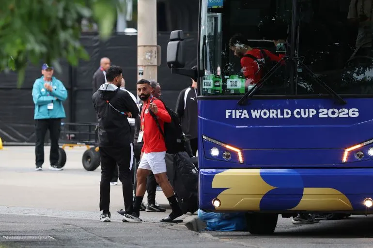 لاعبو المنتخب المصري يتوجهون نحو حافلة كأس العالم 2026، استعداداً لمباراة حاسمة ضد إيران وسط أجواء من التوتر والاحترام المتبادل.