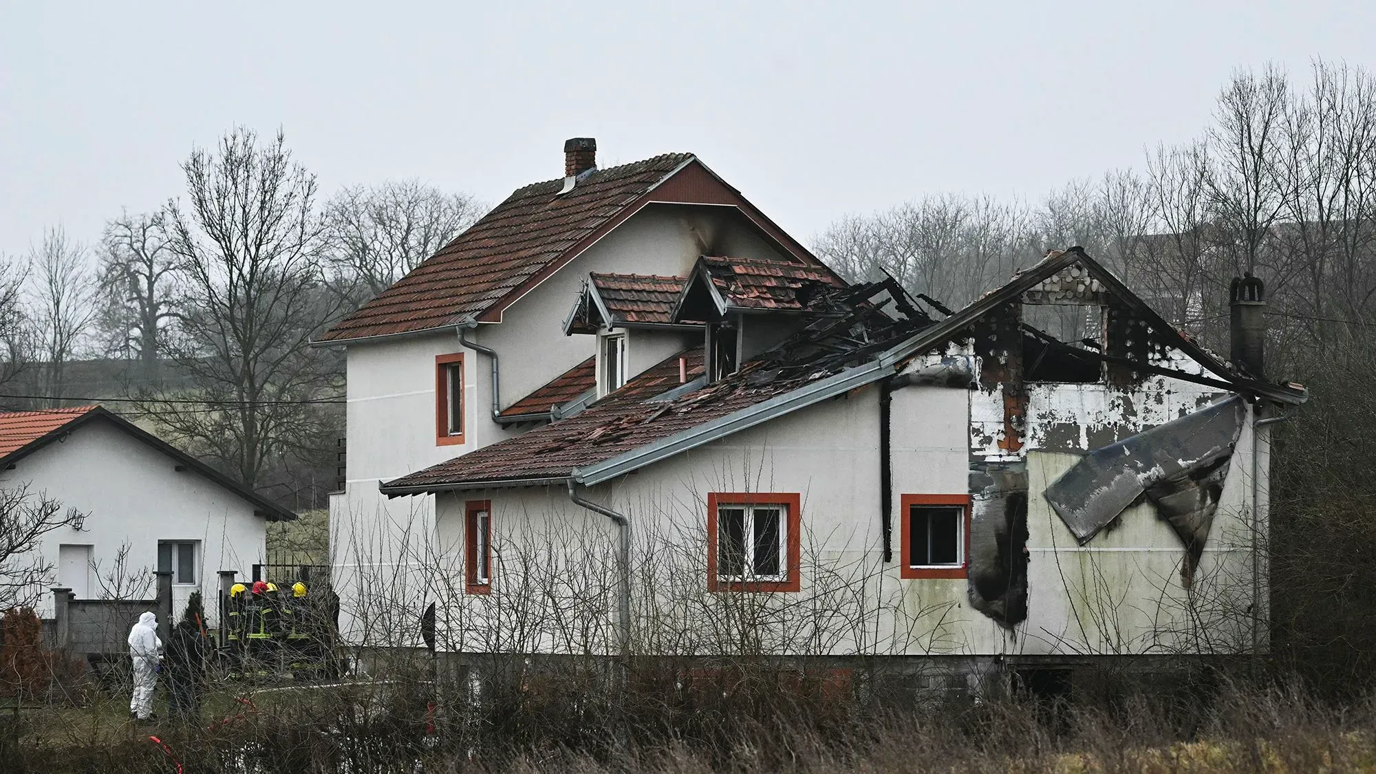 احتراق دار لرعاية المسنين خارج بلغراد مع أضرار واضحة في السقف والجدران، بعد اندلاع حريق متعمد أدى إلى وفاة ثمانية أشخاص.
