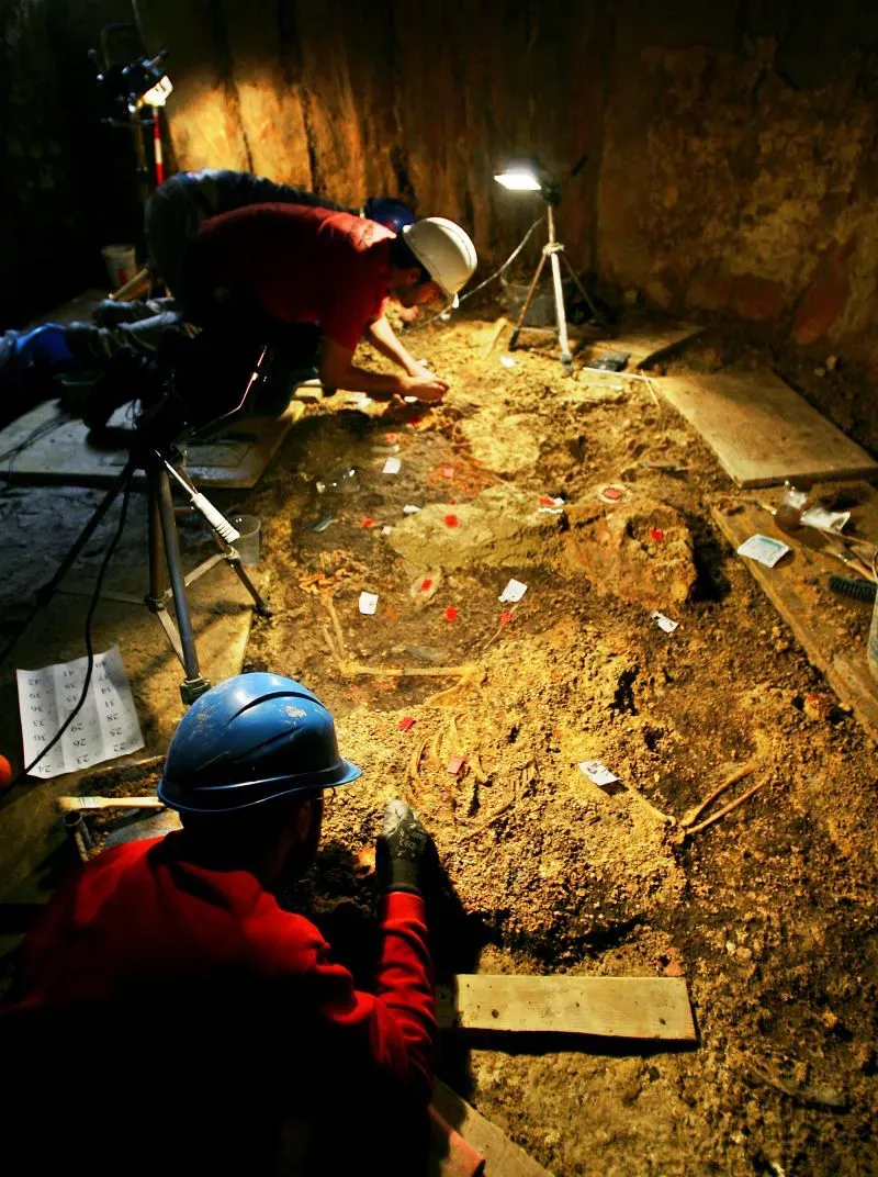 علماء الآثار يقيّمون بقايا مقبرة مونتيليريو في إسبانيا، أثناء اكتشافهم 270,769 خرزة كانت تُستخدم في الأزياء الاحتفالية.