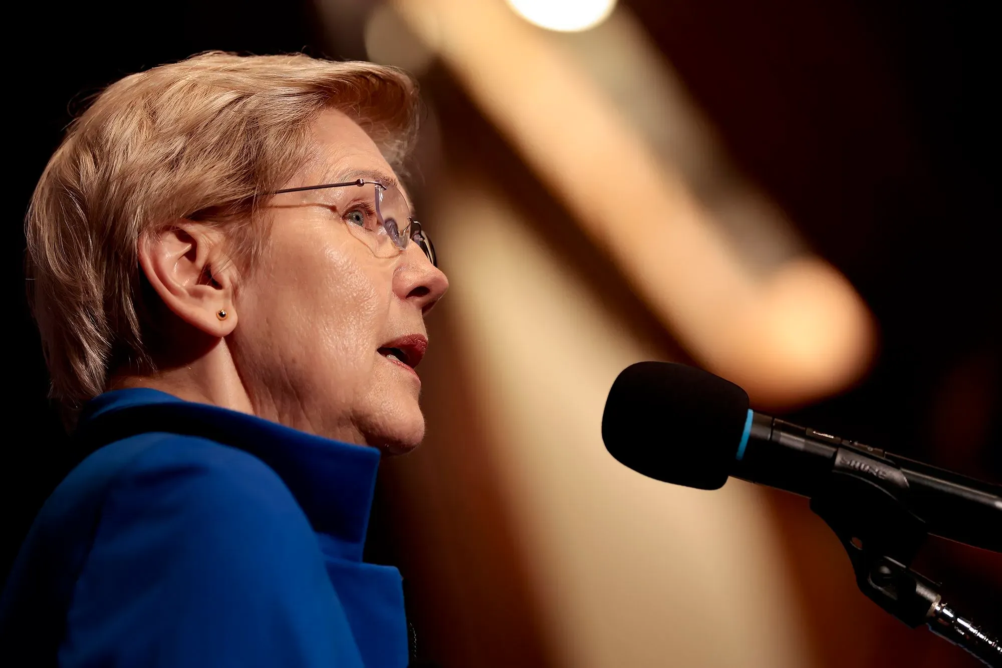 تظهر السيناتور إليزابيث وارن أثناء حديثها في مؤتمر، حيث تركز على قضايا إعادة حيازة السيارات وتأثيرها على الأمريكيين.