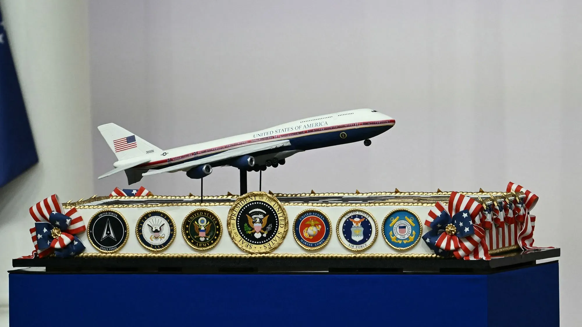 نموذج طائرة إير فورس وان مع شعارات عسكرية، يعكس جهود بوينج في تحديث الطائرتين الرئاسيتين حسب تصريحات إيلون ماسك.