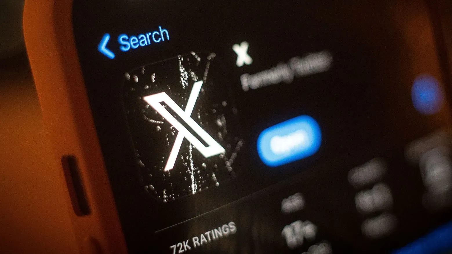 شاشة هاتف تعرض تطبيق X (المعروف سابقًا بتويتر) مع أيقونته، تشير إلى مشكلات في الخدمة بسبب هجوم إلكتروني.