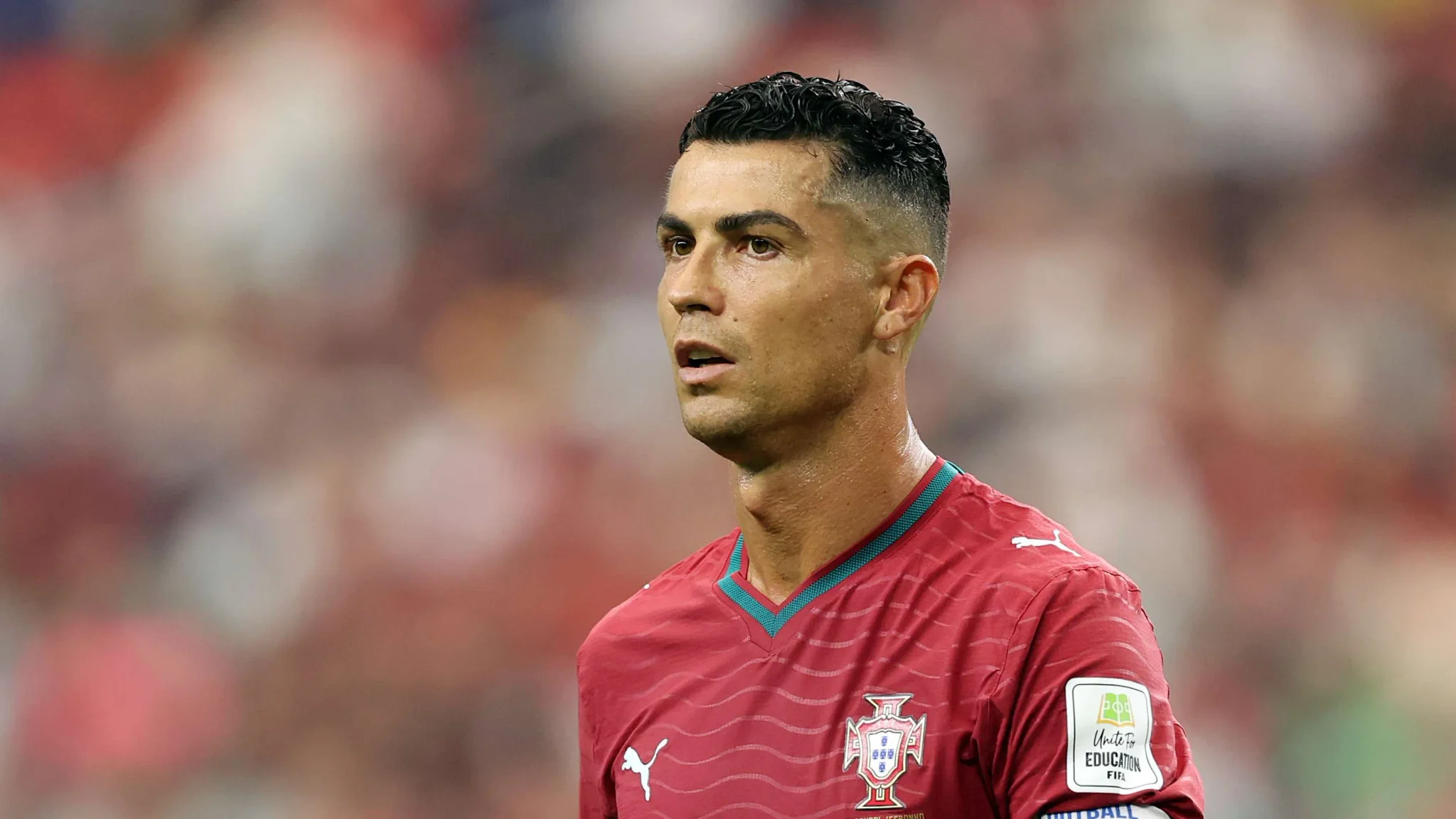 كريستيانو رونالدو في مباراة ودية مع منتخب البرتغال خلال الاستعدادات لكأس العالم 2026، يظهر بزي المنتخب البرتغالي الأحمر.