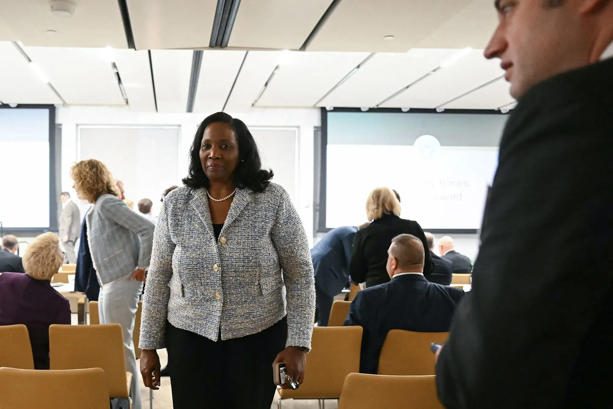 ليزا كوك، محافظة الاحتياطي الفيدرالي، تتحدث في حدث عام، مع التركيز على التحديات الاقتصادية والتضخم، وسط حضور عدد من المشاركين.