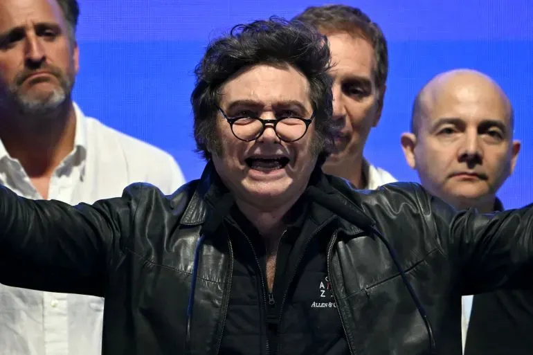 تجمع حشد من أنصار الرئيس الأرجنتيني خافيير ميلي خلال فعالية انتخابية، حيث يتحدث عن إصلاحاته الاقتصادية وأهمية الانتخابات المقبلة.