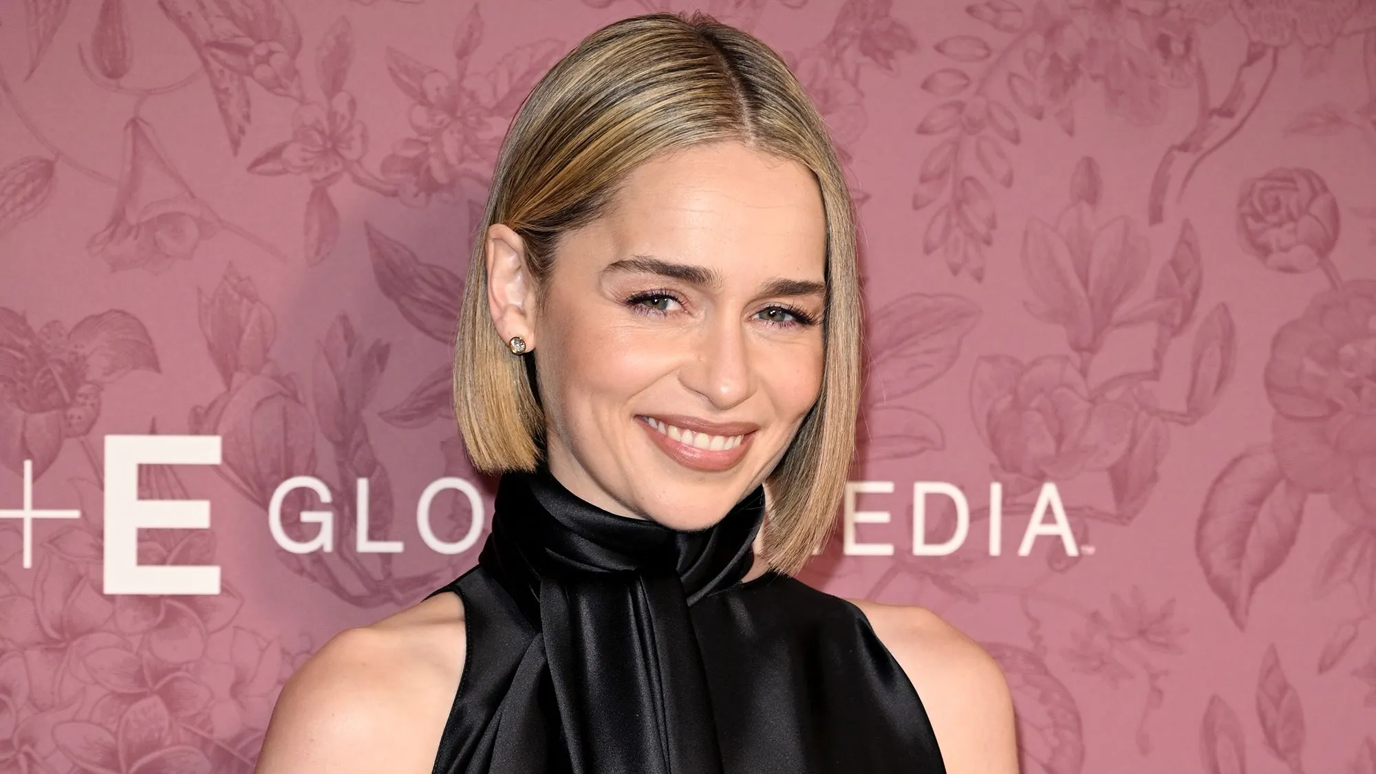 إميليا كلارك مبتسمة في حفل Variety's Power of Women بلندن، حيث تتحدث عن تجربتها مع إصابات الدماغ وتأسيس مؤسستها الخيرية SameYou.