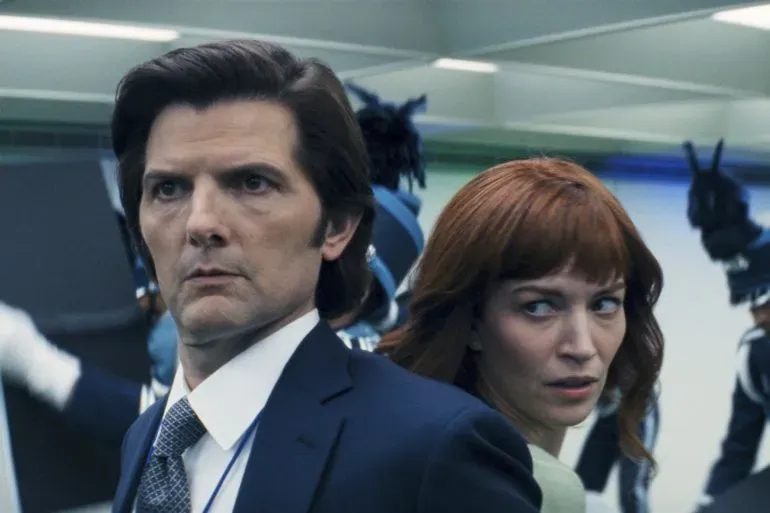 شخصيتان رئيسيتان من مسلسل "سيفرانس" تظهران في مشهد درامي، مع خلفية توحي بالتوتر والترقب.